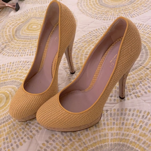 GUCCI 💛 Yellow Bumblebee Heels Vintage Pinup Woven Cork Pumps Summer Stilettos - Picture 6 of 15